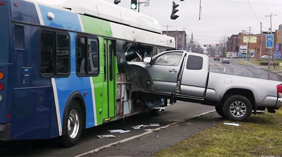 ΗΠΑ: Τρελό φορτηγάκι στουκάρει σε Λεωφορείο (Video)
