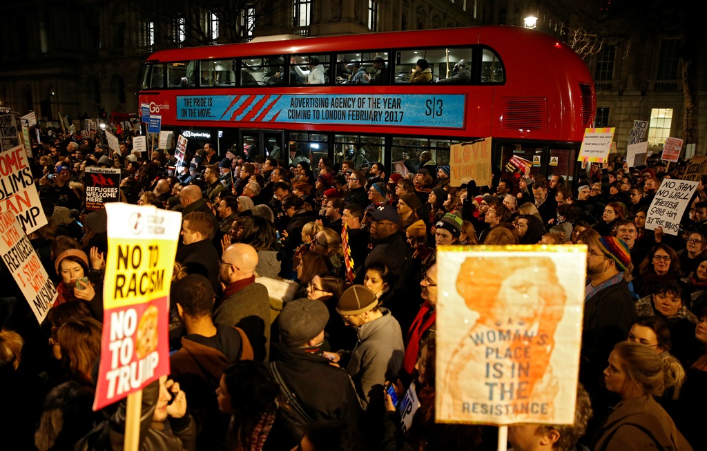 Λονδίνο: Με πλακάτ στους δρόμους κατά του Τραμπ (Photos)