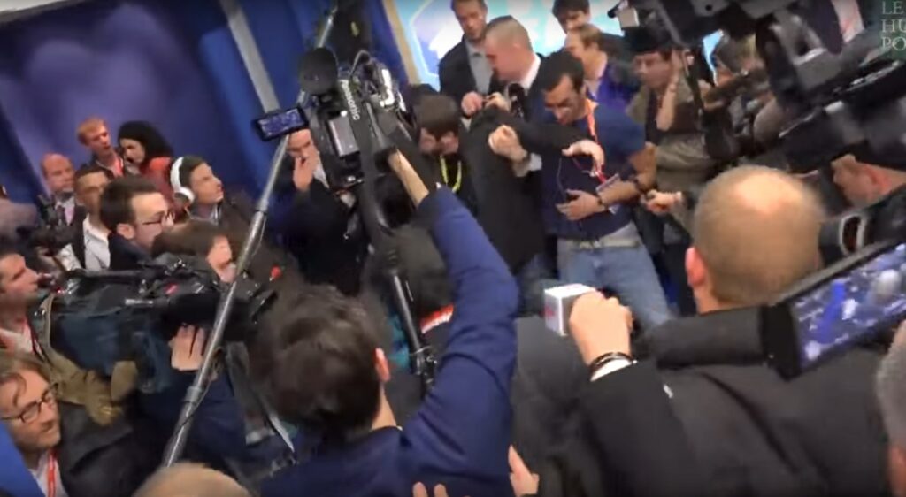 Γαλλία: Δημοσιογράφος εκδιώκεται με τη βία από συνέντευξη της Λεπέν (Video)