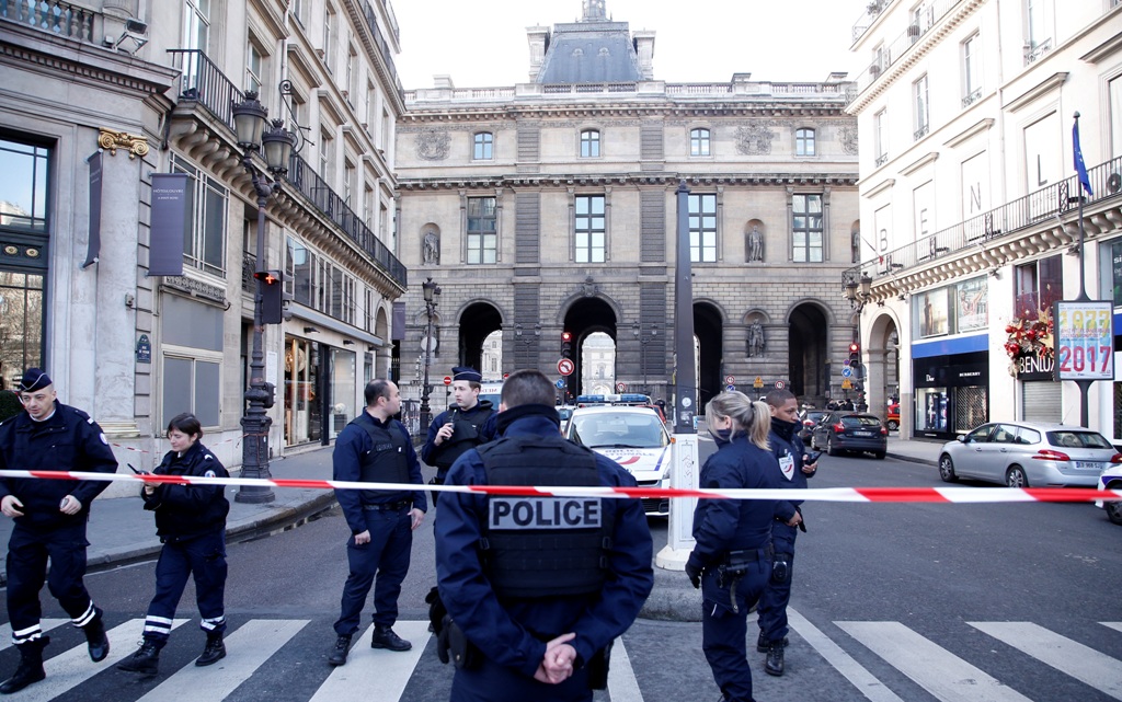 Συναγερμός στο Παρίσι: Επίθεση «τρομοκρατικού χαρακτήρα» έξω από το Λούβρο (Video)