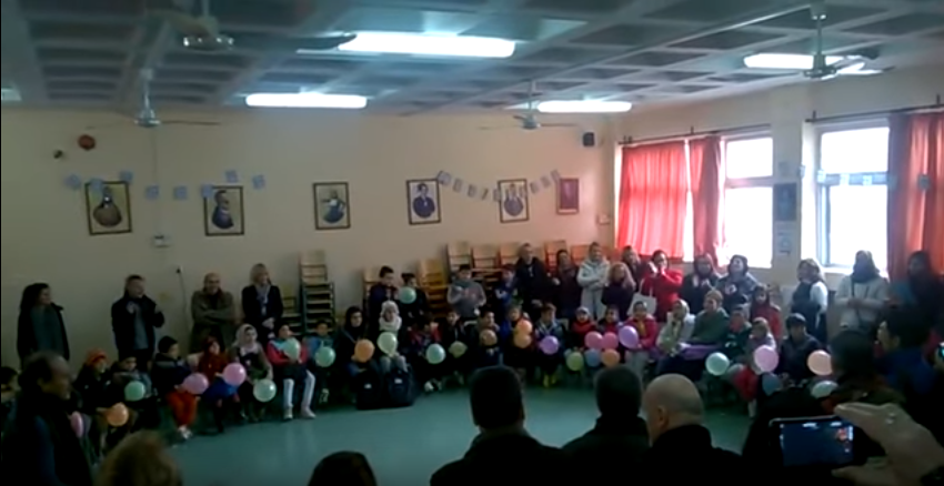 Μαθητές σχολείου υποδέχονται προσφυγόπουλα με τραγούδια (video)