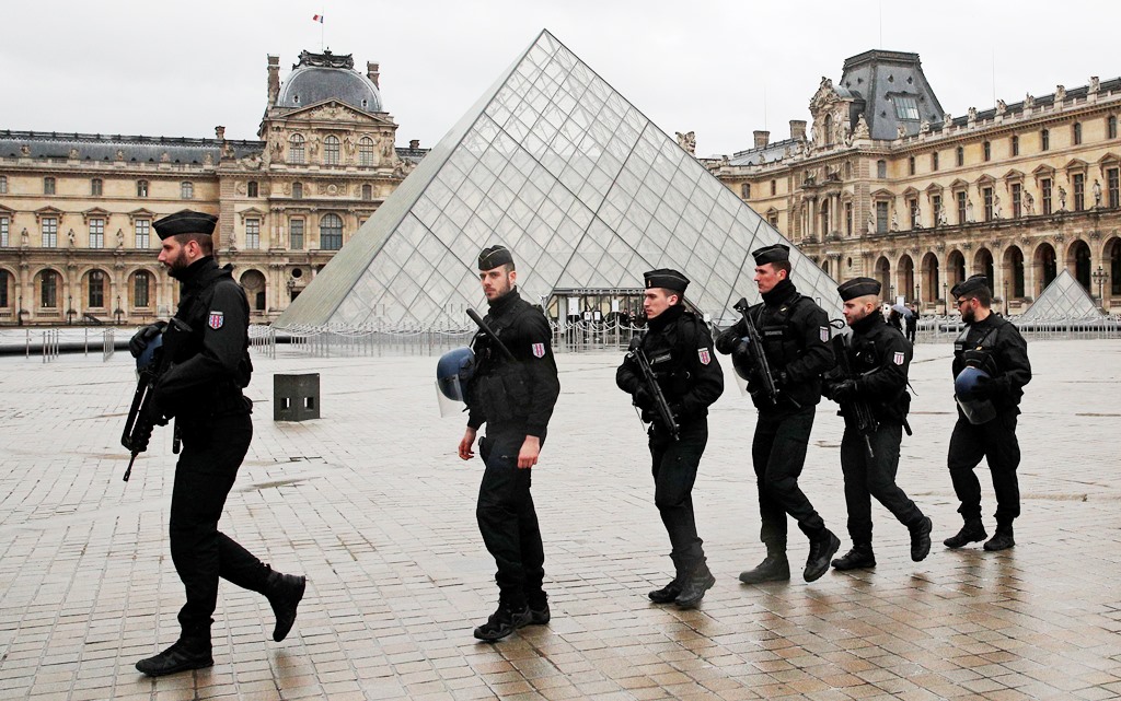 Παρίσι: Τι είπε ο δράστης της επίθεσης στο Λούβρο
