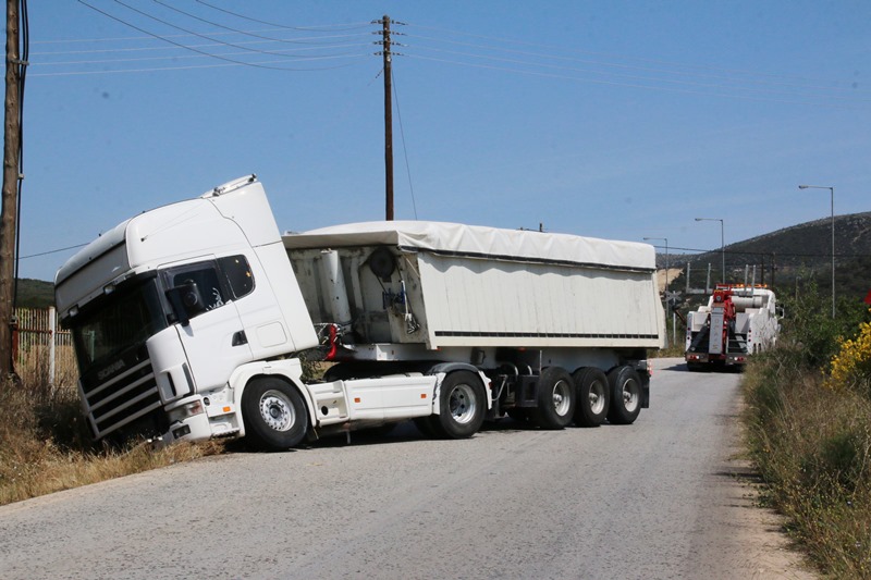 Νεκρός ανασύρθηκε ο οδηγός της νταλίκας έπεσε σε γκρεμό στην Εγνατία