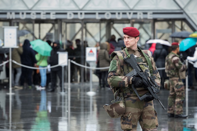 Γαλλία: Υπό κράτηση τέθηκε επίσημα από τις αρχές ο δράστης της επίθεσης στο Λούβρο
