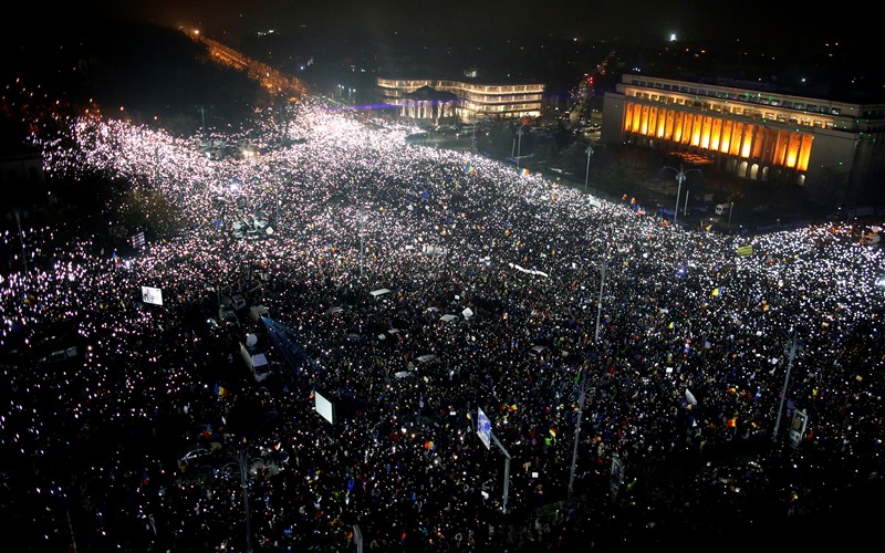 Πάνω από 500.000 Ρουμάνοι στους δρόμους, παρά την απόσυρση του διατάγματος για τη διαφθορά