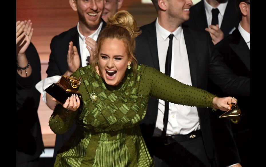 Grammy 2017: Η Adele έσπασε κάθε ρεκόρ και βούρκωσε για την Beyonce (Video)