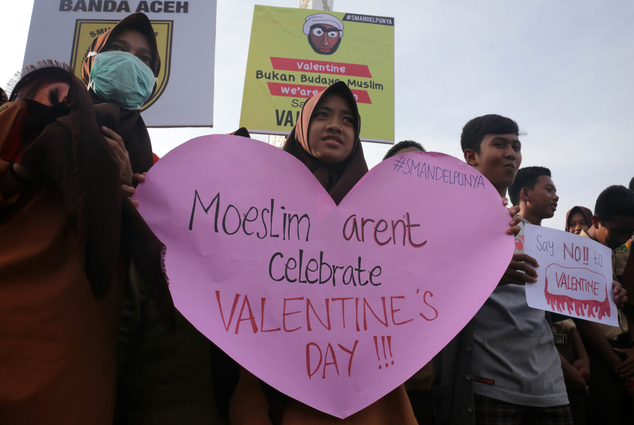 Ινδονησία: Μαθήτριες διαδήλωσαν κατά της γιορτής του Αγίου Βαλεντίνου