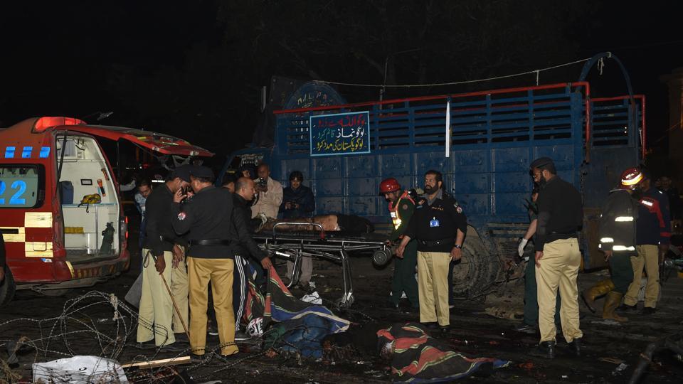 Πακιστάν: 10 νεκροί διαδηλωτές, δεκάδες τραυματίες από επίθεση καμικάζι