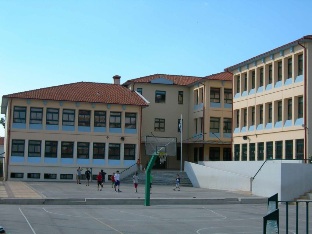 Βόλος: Ξύλο σε υπό κατάληψη σχολείο – Γονείς πλακώθηκαν με μαθητές!