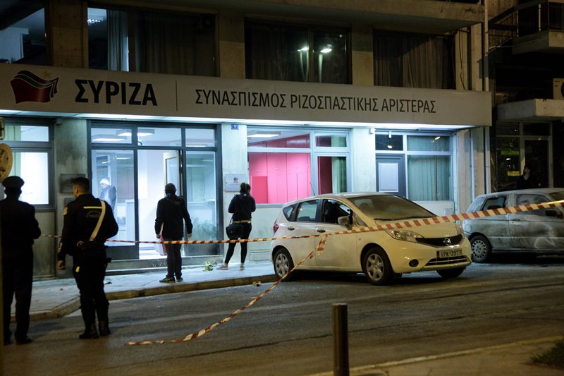 Επίθεση με μολότοφ στα γραφεία του ΣΥΡΙΖΑ στην Κουμουνδούρου- 35 προσαγωγές από την Αστυνομία