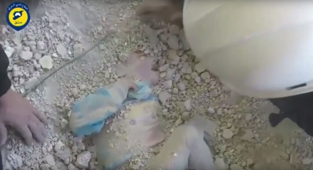 Συρία: Συγκλονιστικό βίντεο από τη διάσωση ενός μικρού κοριτσιού (Σκληρό Video)