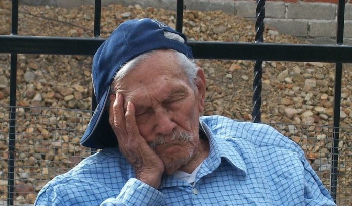 Τι σημαίνει ο πολύωρος ύπνος για τους ηλικιωμένους;