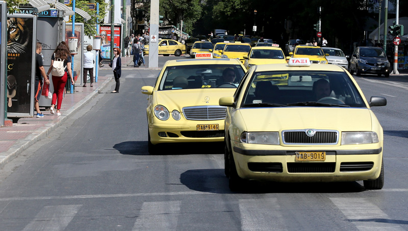 Εξάωρη στάση εργασίας στα ταξί τη Δευτέρα – Τι ζητά το ΣΑΤΑ