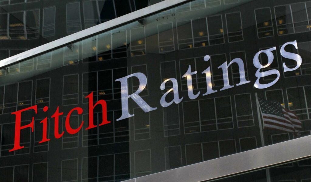 Οίκος Fitch: Η αξιολόγηση θα κλείσει – Το πλεόνασμα ξεπέρασε τους στόχους