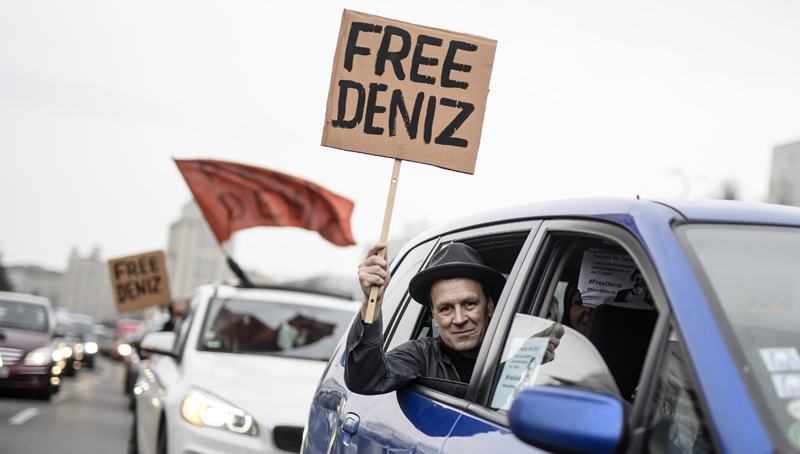 Die Welt: Μεταφέρθηκε στη φυλακή ο ανταποκριτής Ντενίζ Γιουτζέλ