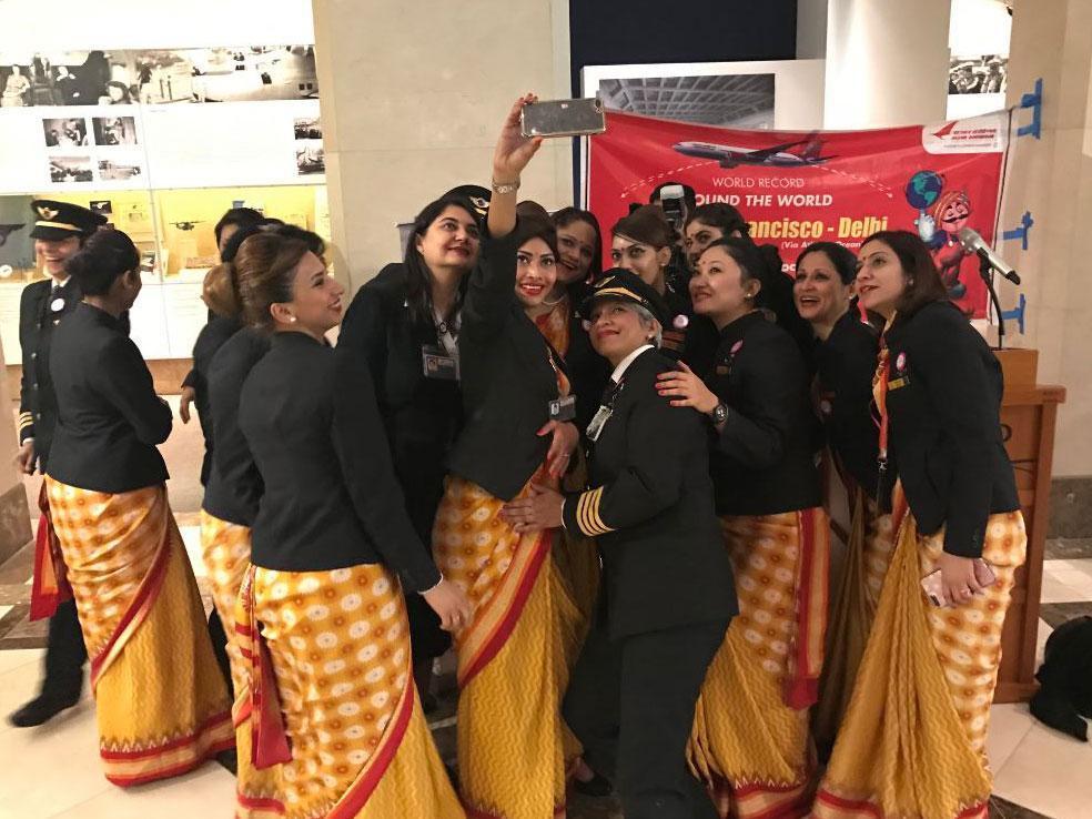 Air India: Πρώτη πτήση στα χρονικά με πλήρωμα αποκλειστικά γυναίκες (Photos)