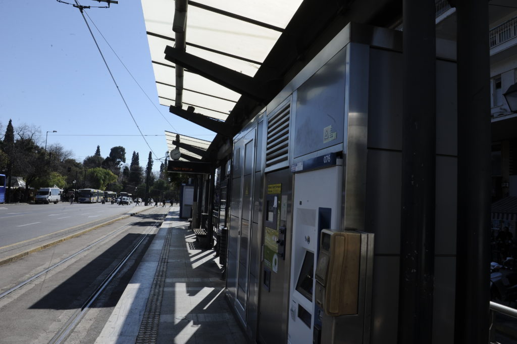 Χωρίς τραμ μέχρι τις 2 το μεσημέρι – Μετρό: Κλειστοί μέχρι αύριο «Περιστέρι» και «Κεραμεικός»