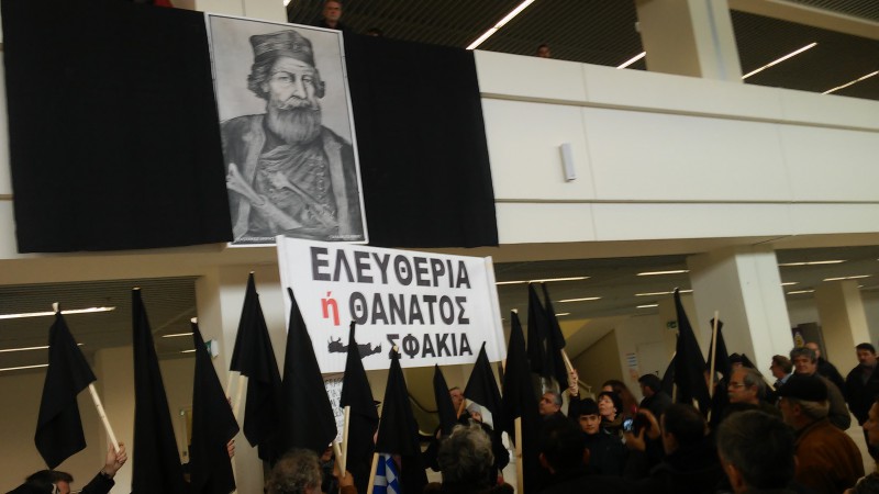 Χανιά: Μαύρες σημαίες ενάντια στην παραχώρηση του αεροδρομίου