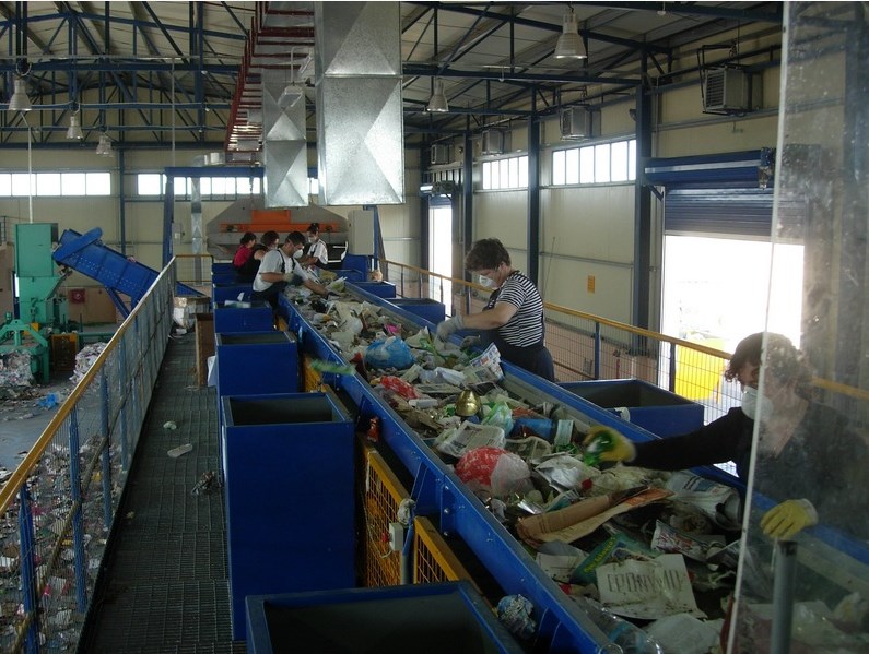 Λάρισα: Βρέφος ημερών βρέθηκε νεκρό σε κέντρο διαλογής ανακυκλώσιμων υλικών!