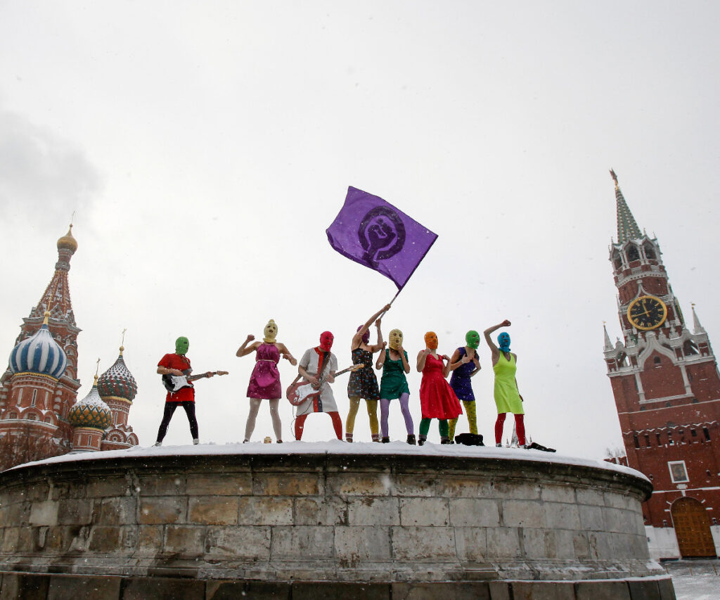 Pussy Riot: Η πιο διάσημη γυναικεία κολεκτίβα του κόσμου στη Στέγη