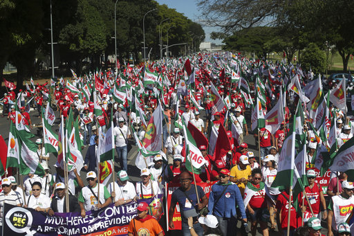 Βραζιλία: Παρέλυσε η χώρα – Διαδηλώσεις κατά των περικοπών συντάξεων και επιδομάτων