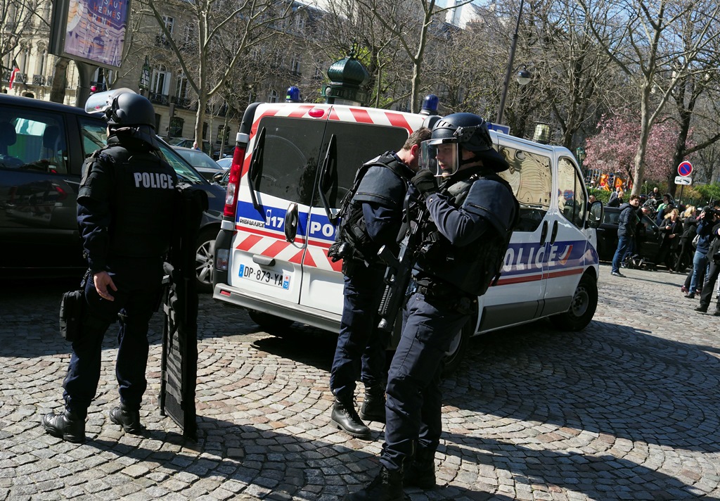 Συναγερμός στο Παρίσι – Αυτοκίνητο έπεσε πάνω σε στρατιώτες