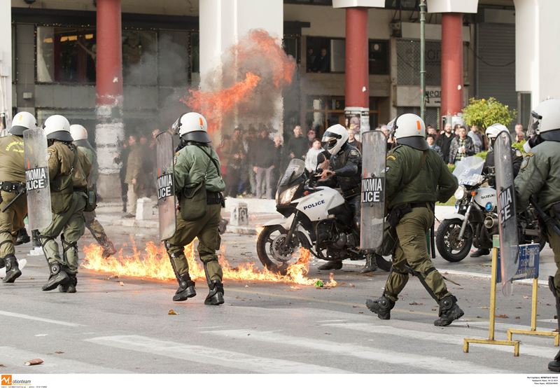 Συγκρούσεις αντιεξουσιαστών – ακροδεξιών – ΜΑΤ στη Θεσσαλονίκη (Video)
