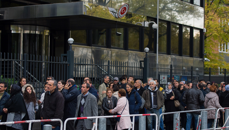 Γερμανία: 1,4 εκατομμύρια Τούρκοι μετανάστες ψηφίζουν σήμερα για το δημοψηφίσμα