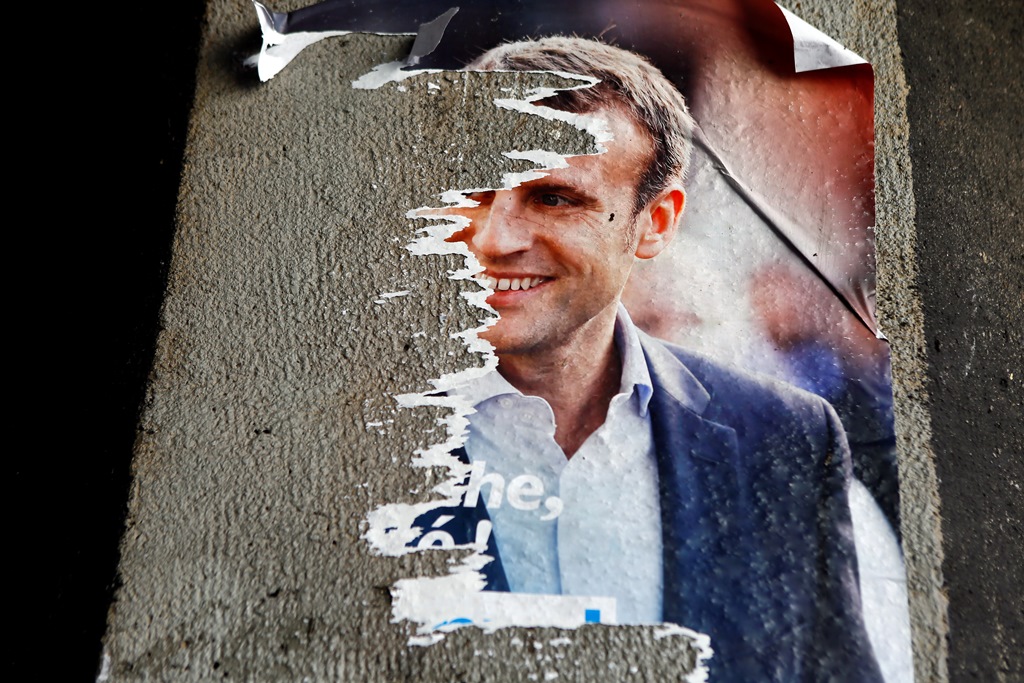 Γαλλία: Οι δημοσκόποι βγάζουν Μακρόν