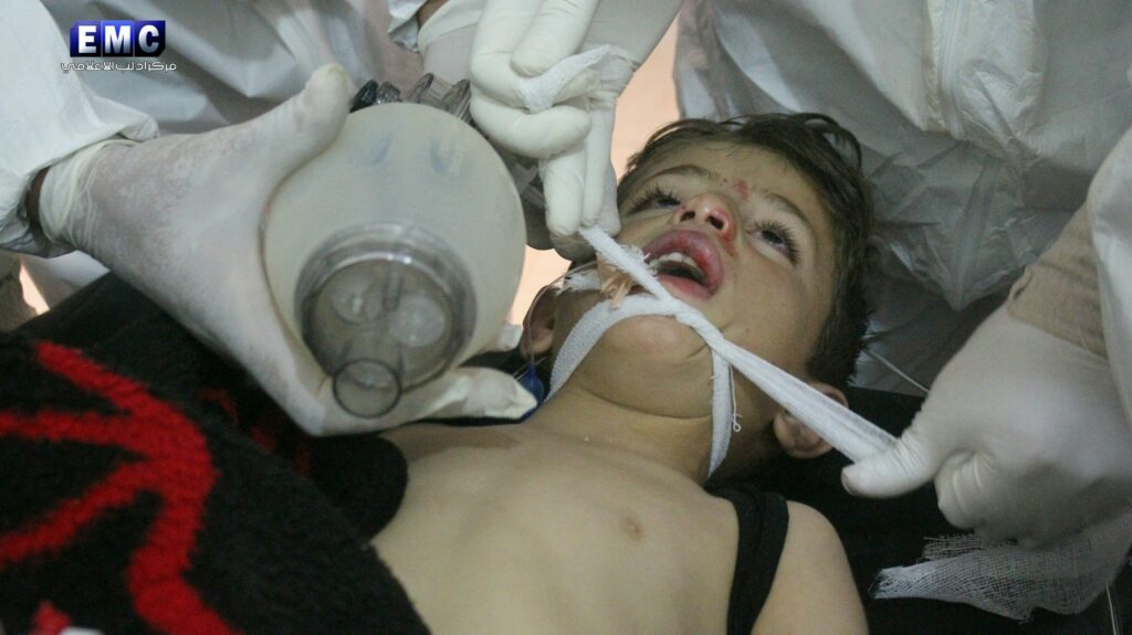 Συρία: Διαψεύδει ο στρατός επιδρομή με χημικά – 11 παιδιά μεταξύ των 58 νεκρών – Διεθνής κατακραυγή (ΠΟΛΥ ΣΚΛΗΡΕΣ ΕΙΚΟΝΕΣ)
