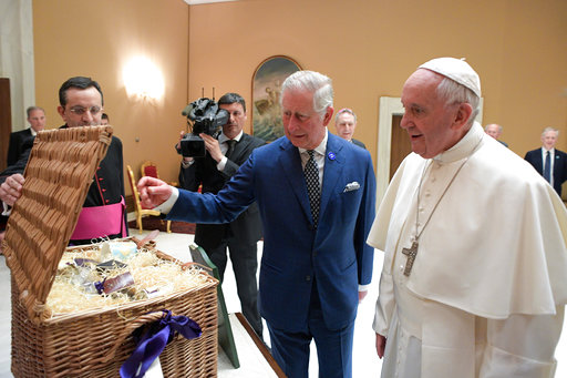 Κάρολος και Καμίλα πήγαν στον Πάπα με «καλούδια από το χωριό» (Photos)