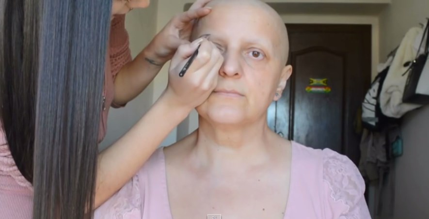 Το συγκινητικό δώρο μιας κόρης στη μητέρα της που παλεύει με τον καρκίνο (Video)