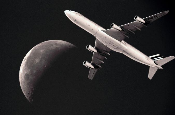 4 ονειρεμένες φωτογραφίες αεροπλάνων με τον Ήλιο και τη Σελήνη (Photos)