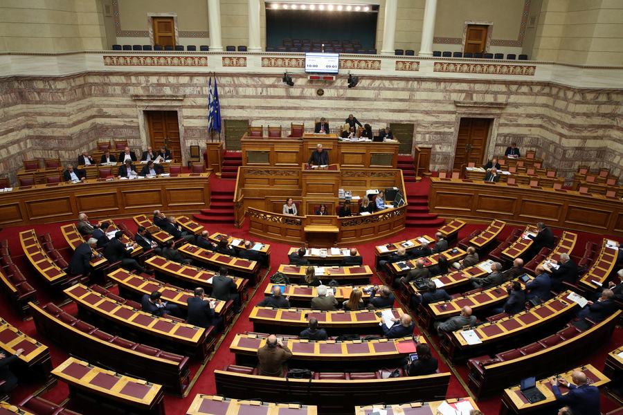 Βουλή: Κόντρα για τα σκάνδαλα στην υγεία – Κάλυψη στους υπουργούς των σκανδάλων από τον Μητσοτάκη (Live)