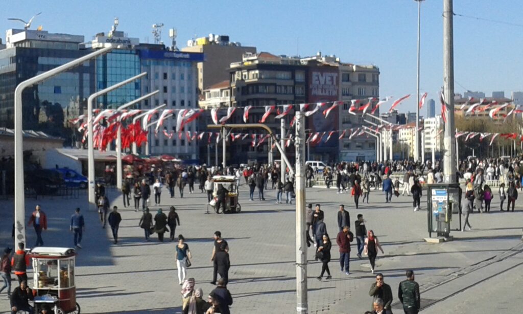 Αποστολή στην Τουρκία: “Κόκκινο” το προεκλογικό θερμόμετρο πριν το δημοψήφισμα