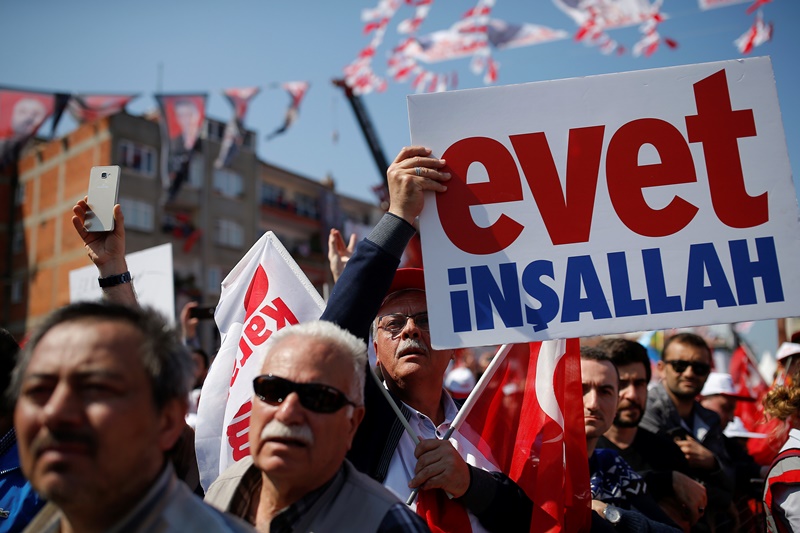 Ψηφίζουν μαζικά οι Τούρκοι – αισιόδοξος ο Ερντογάν