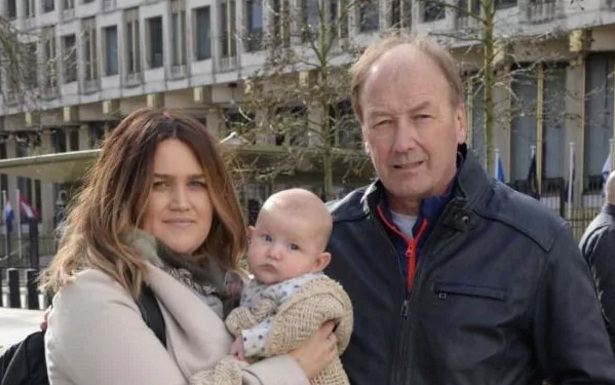 Λονδίνο: Απίστευτο! Κράτησαν μωρό στην αμερικανική πρεσβεία από λάθος του …παππού