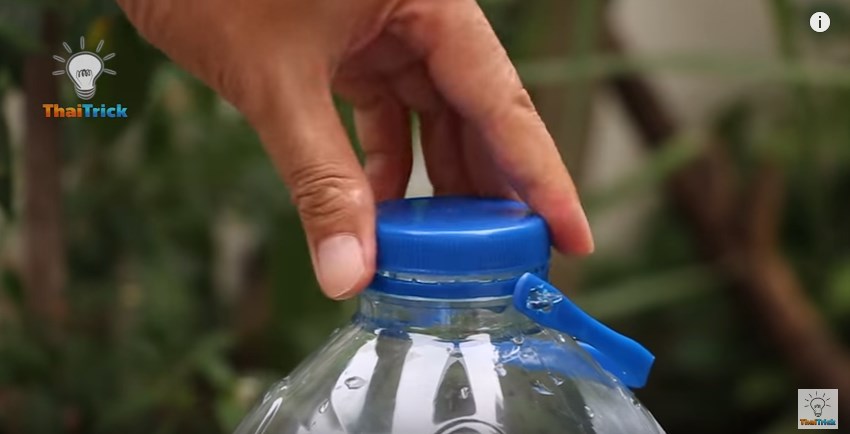6 απίθανα κόλπα για να χρησιμοποιήσετε τα πλαστικά μπουκάλια (Video)