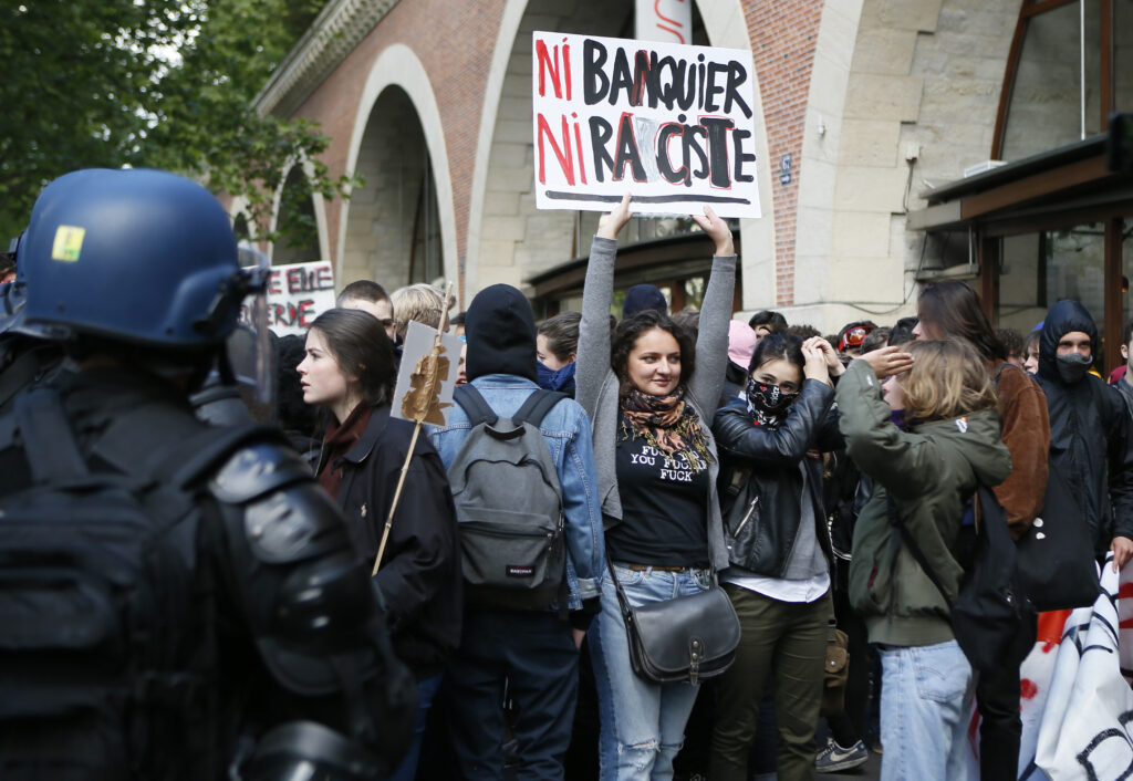 Παρίσι: Διαδηλώσεις μαθητών και φοιτητών με δακρυγόνα και σύνθημα «ούτε Λεπέν, ούτε Μακρόν» (Photos και Video)