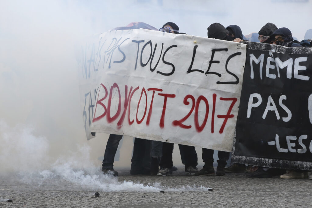Παρίσι: Μολότοφ, κουκουλοφόροι και «ΜΑΤ» (Photos)