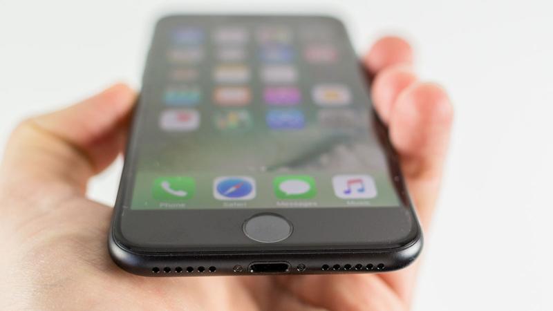 «Έπεσαν» οι πωλήσεις του iPhone