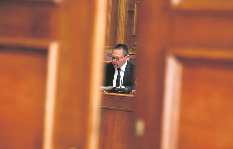 Ο Στουρνάρας καταργεί και τους εισαγγελείς