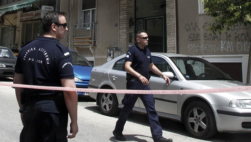 Αιματηρή απόπειρα ληστείας στη Νίκαια – Πυροβόλησαν καταστηματάρχη στη μέση του δρόμου