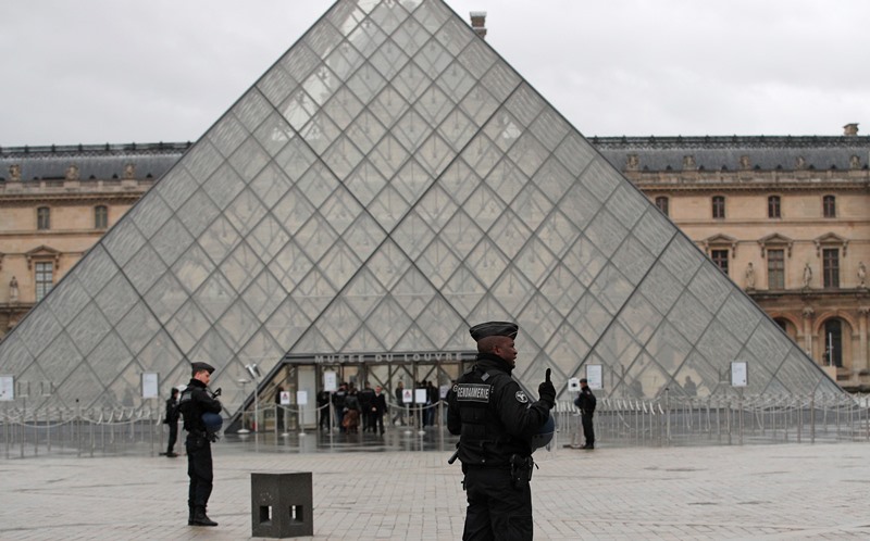 Παρίσι: Έρευνες στο Μουσείο του Λούβρου για πιθανή απειλή (Video)
