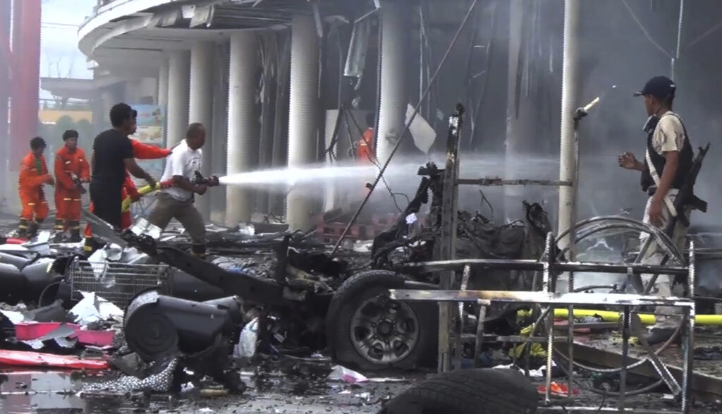 Ταϊλάνδη: Τουλάχιστον 50 τραυματίες από διπλή έκρηξη σε εμπορικό κέντρο (Video)