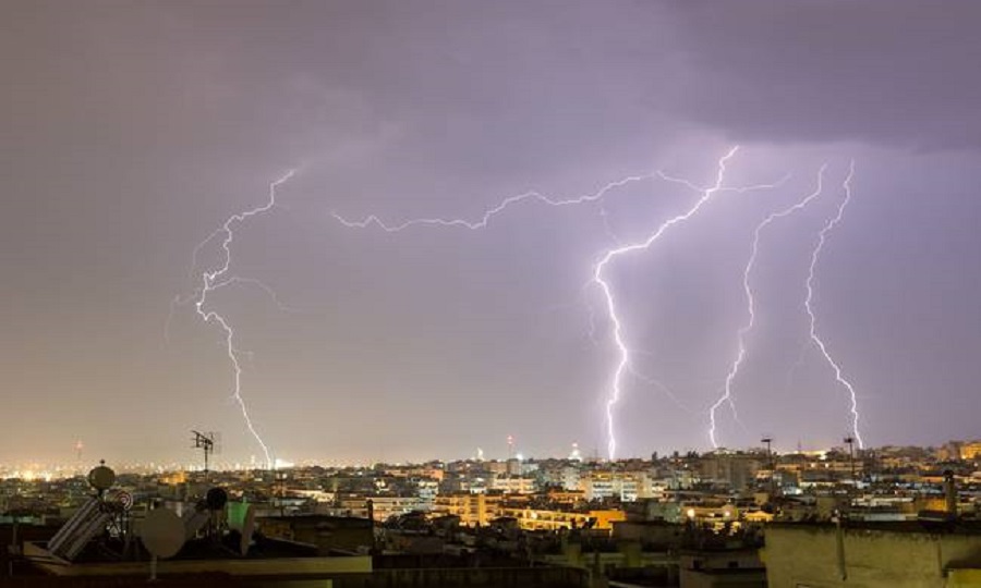 Ισχυρή καταιγίδα στην Αθήνα – Τι προβλέπει για τις επόμενες ώρες η ΕΜΥ (Photos)