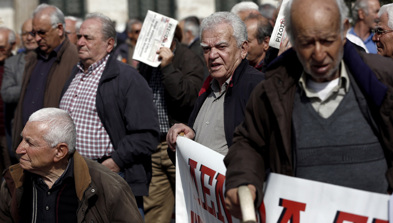 Υπό βροχή πορεία συνταξιούχων στο κέντρο της Αθήνας