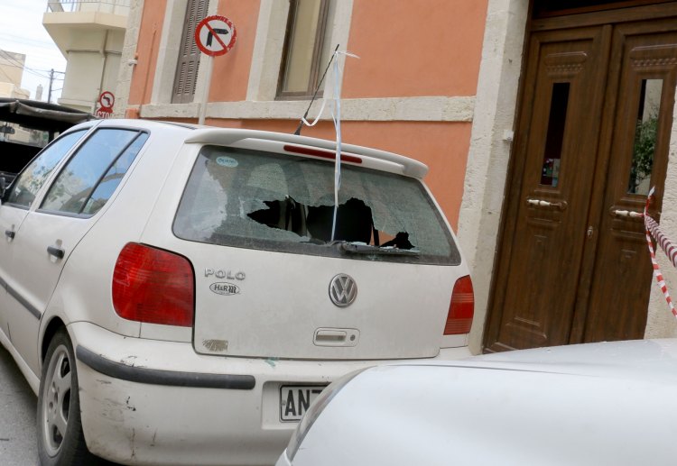 Κρήτη: Μπαλκόνι έπεσε σε αυτοκίνητα (Photos)