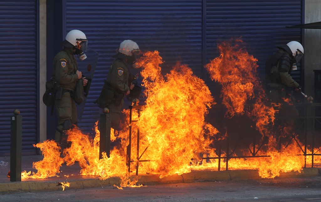 Πατησίων: Μολότοφ, προσαγωγές και τραυματισμός αστυνομικού