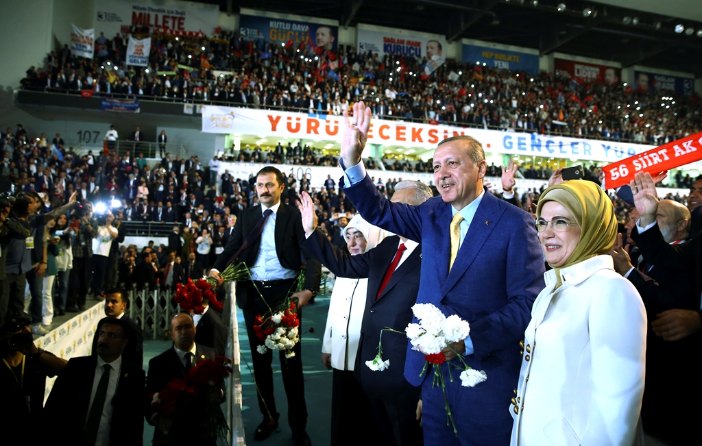 Ο Ερντογάν αναλαμβάνει πρόεδρος και στο κόμμα του